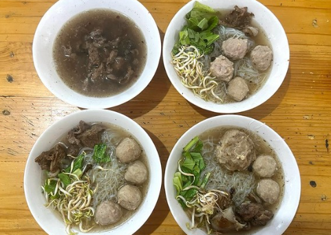 Review Warung Bakso legendaris dengan kuah kaldu murni