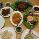 review restoran keluarga nyaman menu enak terjangkau