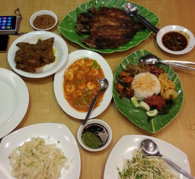 review restoran keluarga nyaman menu enak terjangkau